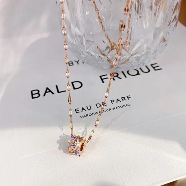 Elegant Cylinder Pendant Necklace With Diamons