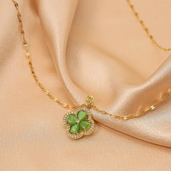 Radiant Clover Pendant Necklace – A Touch of Meaningful Elegance